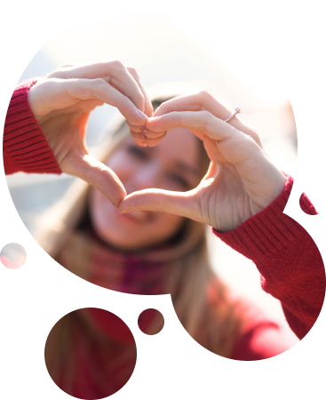 Wir spenden – Sie sagen wohin. Frau die Hände zu einem Herz formt